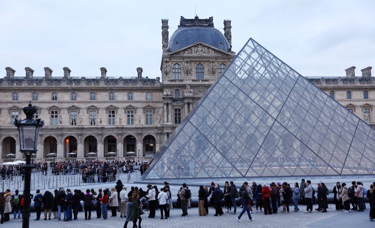 sem-reforma-e-modernizacao,-louvre-tera-que-fechar-as-portas,-alerta-presidente-um-ano-apos-roubo