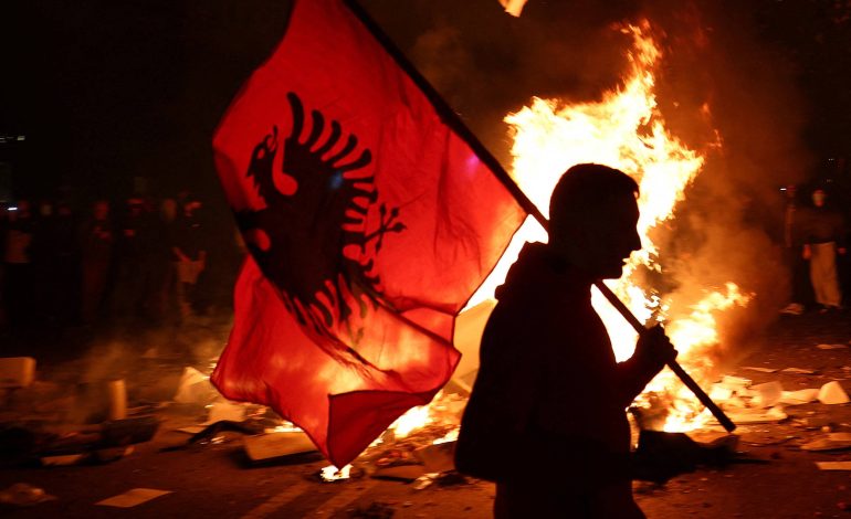 Protestos estudantis crescem na Albânia; edifício de ministério é incendiado