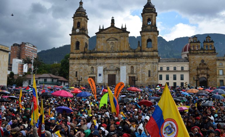 milhares-protestam-na-colombia-contra-governo-de-abelardo-de-la-espriella