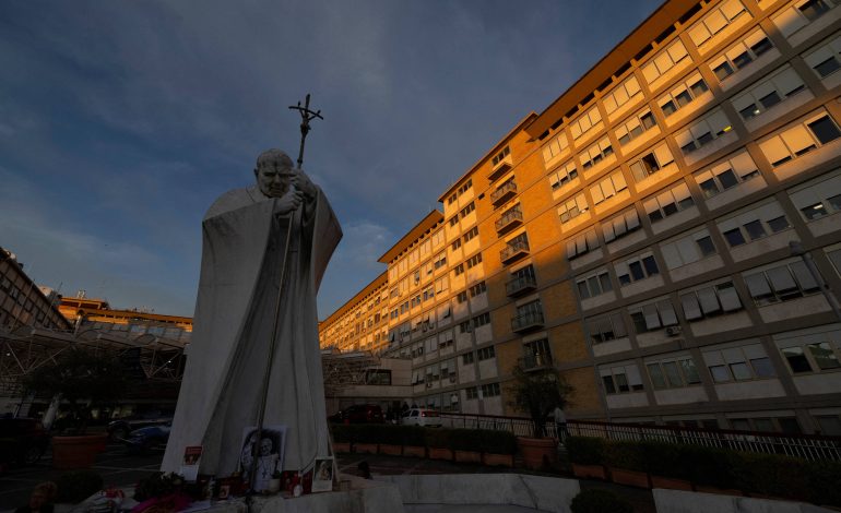 papa-volta-a-trabalhar-durante-tratamento-e-pode-fazer-oracao-da-janela-do-hospital-no-domingo