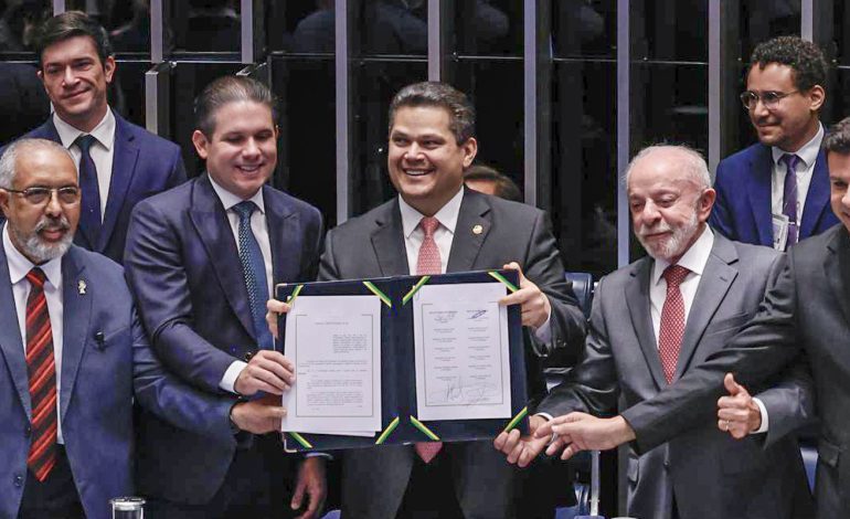 Alcolumbre homenageia Paim no fim da 6×1; entenda motivo