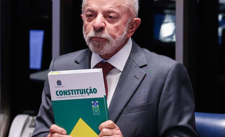 Lula faz campanha em MG e celebra fim da jornada 6×1