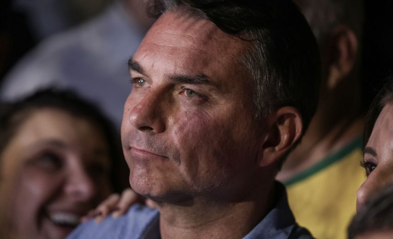 Em sabatina, Flávio não explica propostas e faz acusações sem provas
