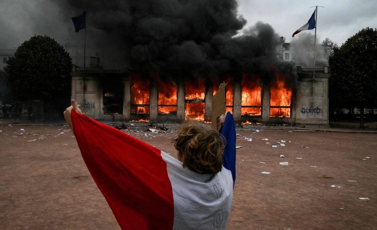 agencia-de-turismo-de-lyon-e-incendiada-durante-protestos-contra-custo-de-vida-na-franca