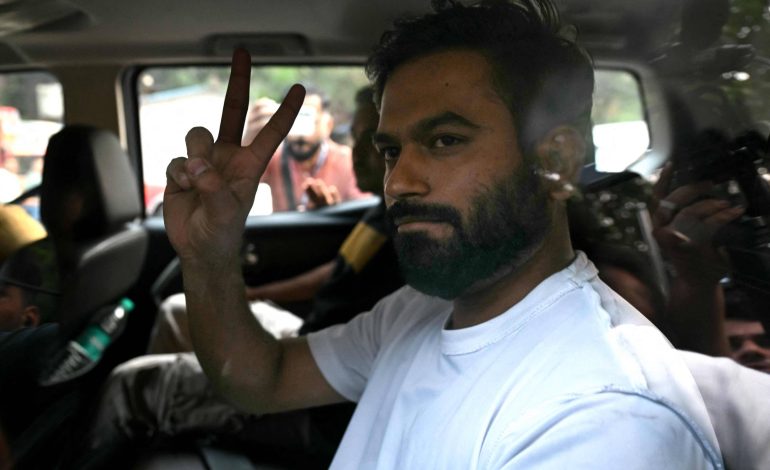 policia-solta-lider-do-partido-das-baratas-na-india-apos-detencao-por-convocar-protesto