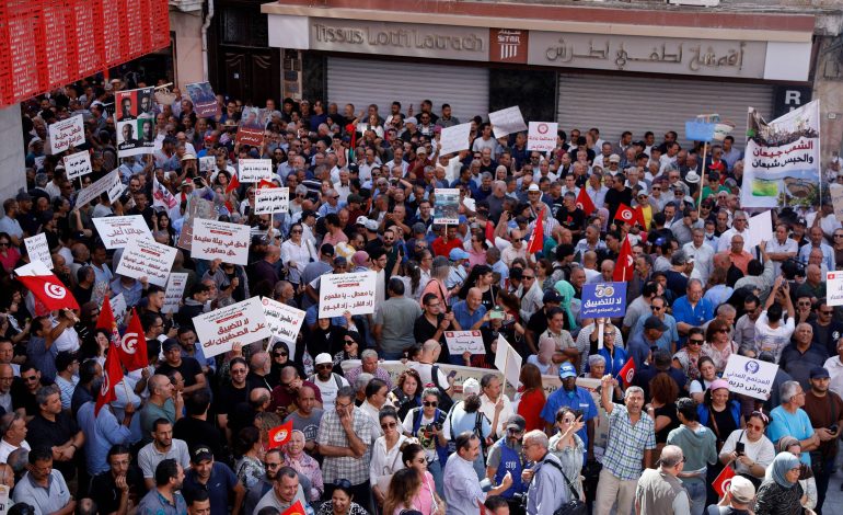 Manifestantes na Tunísia protestam contra crise econômica e repressão