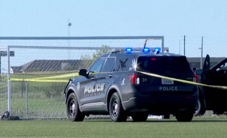 carro-invade-partida-de-futebol-no-kansas-e-mata-duas-pessoas,-incluindo-uma-crianca,-diz-policia