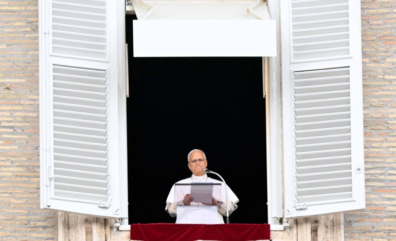 Papa conduz oração no Vaticano após alta do hospital e diz que voltará gradualmente a atividades