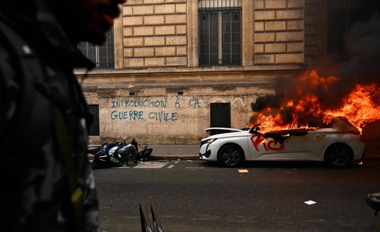 França tem 1 morto, mais de 500 policiais feridos e 1.800 presos após protestos