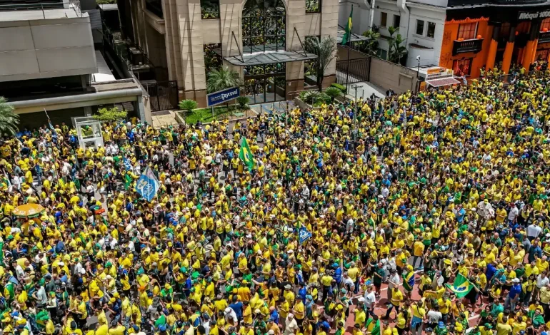 Campanha de Flávio Bolsonaro realiza manifestação na Paulista