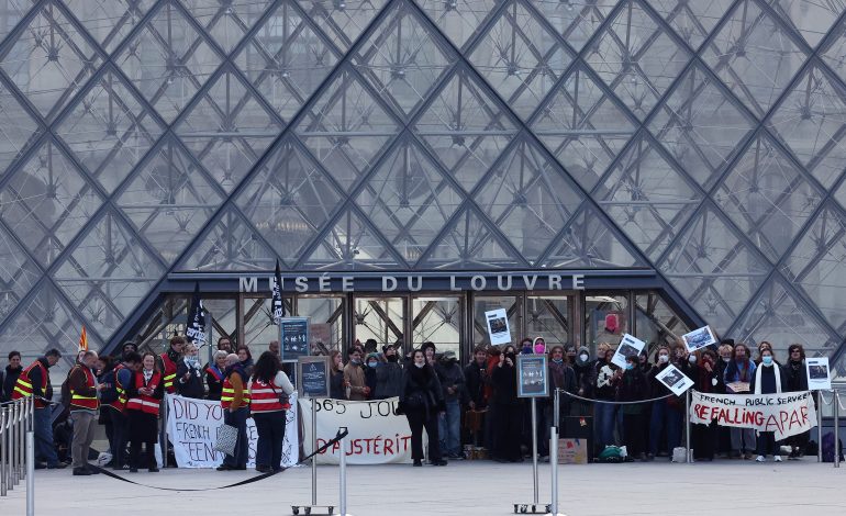 museu-do-louvre-e-bloqueado-por-protesto-de-estudantes-em-paris