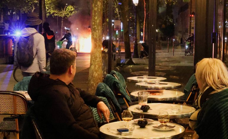 casal-toma-drinque-enquanto-protestos-acontecem-na-rua-em-paris;-veja-video