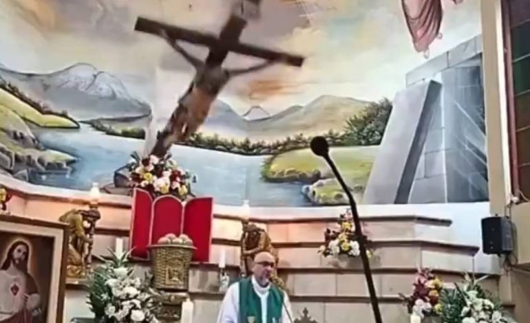 crucifixo-se-desprende-de-parede-e-mata-padre-durante-missa-no-equador