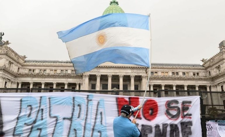 milei-lanca-plano-para-demitir-21-mil-servidores-na-argentina