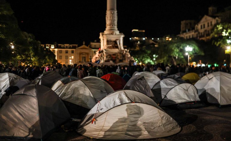 Geração Z ocupa praça em Lisboa contra crise da moradia e enfrenta repressão policial