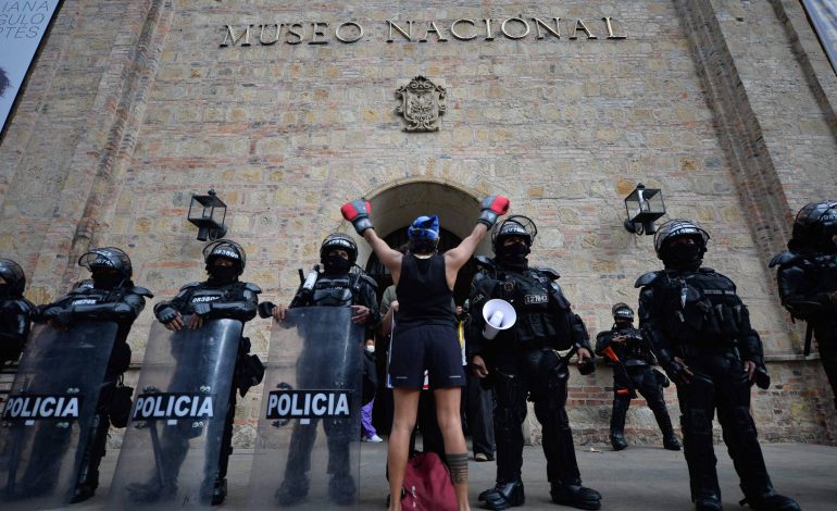 espriella-retira-itens-sobre-feminismo-e-direitos-lgbtqia+-de-museu-na-colombia