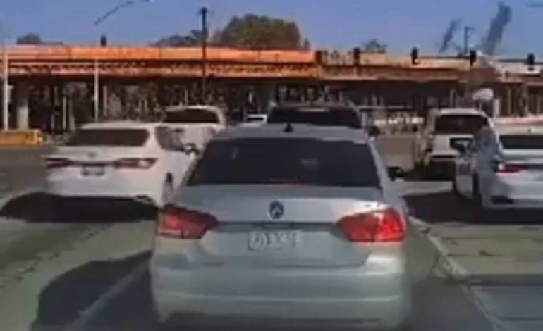 aviao-de-pequeno-porte-bate-em-poste-e-cai-em-via-movimentada-na-california;-veja-video