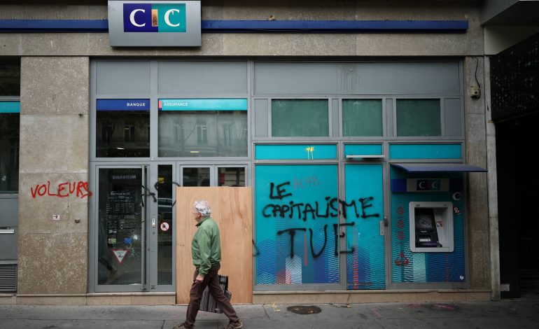 Paris tem toque de recolher decretado pelo terceiro dia
