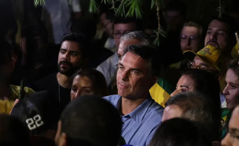 Flávio Bolsonaro impõe condições para liberar sigilos