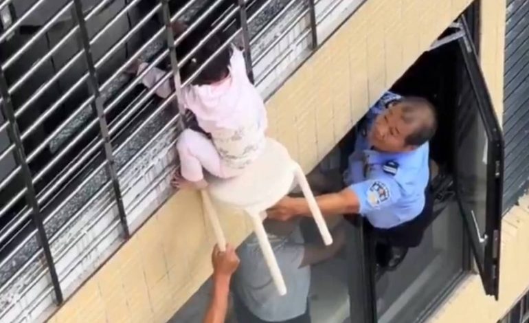 Menina de 3 anos é resgatada após ficar pendurada pelo pescoço no 12º andar de um prédio