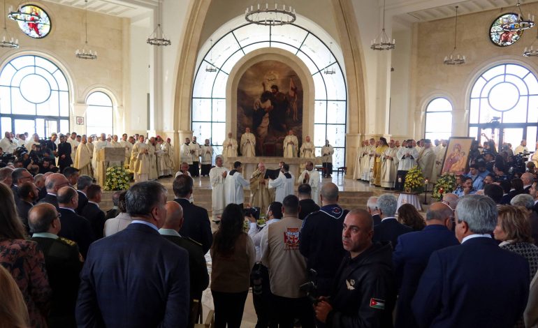 ataque-a-tiros-durante-funeral-em-igreja-deixa-7-mortos-na-jordania