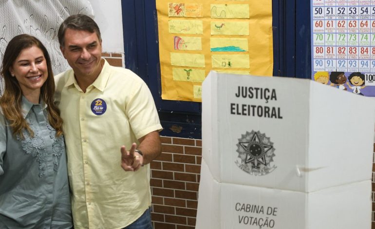 ao-votar-no-rio-de-janeiro,-flavio-diz-que-representa-a-mudanca