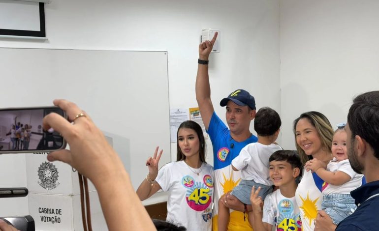 Vicentinho Júnior (PSDB) vota acompanhado da família em Palmas