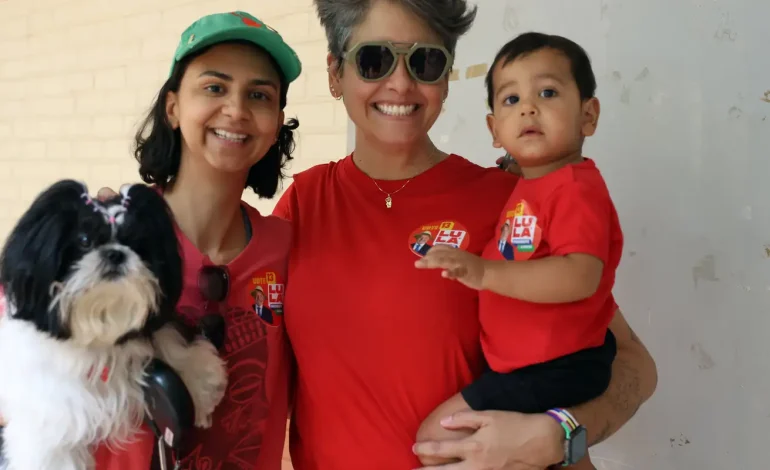 pais-levam-filhos-a-secoes-eleitorais-para-ensinar-democracia