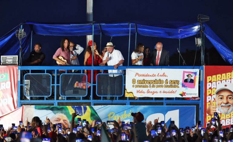 lula-e-eleitores-idosos-se-emocionam-em-“festa-de-aniversario”