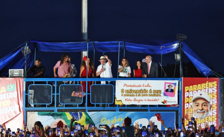 “ato-vergonhoso”,-diz-lula-sobre-fuga-de-flavio-bolsonaro