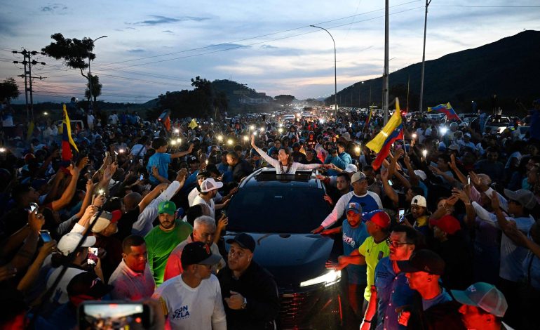 María Corina se encontra com membros de seu partido após retorno à Venezuela