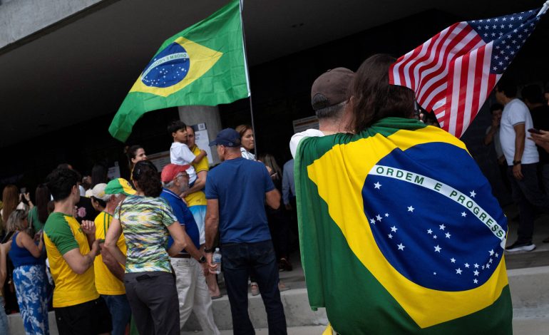 Número de brasileiros que querem emigrar para os EUA dispara após eleição de Lula