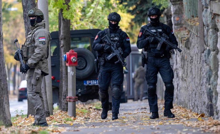 Ataque com facas fere policial na Embaixada de Israel em Belgrado