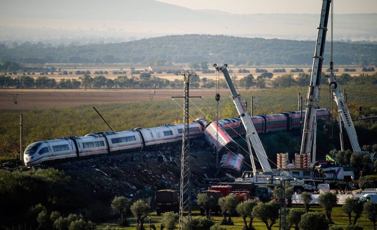 mortes-em-colisao-de-trens-na-espanha-sobem-para-69;-equipes-buscam-vitimas