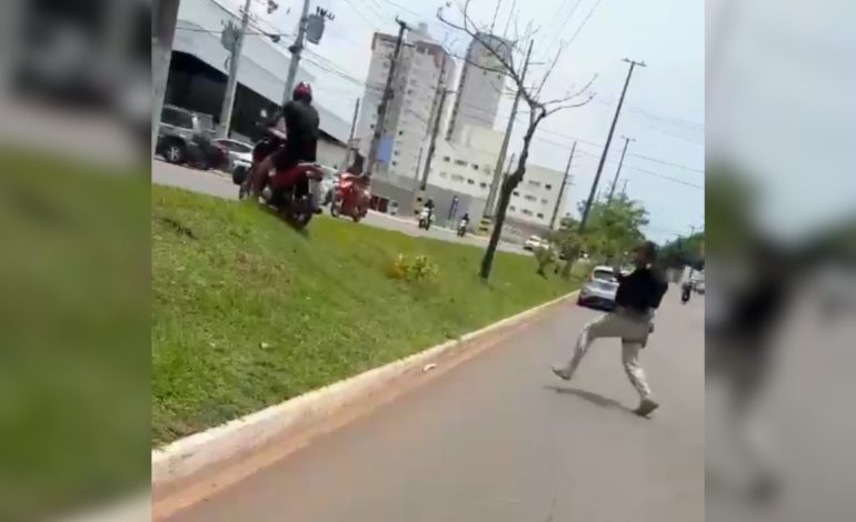 agente-da-prf-cai-em-via-ao-perseguir-motociclista-a-pe-apos-ordem-de-parada-no-to;-video
