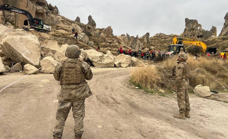 queda-de-‘chamine-de-fada’-mata-tres-pessoas-em-local-turistico-da-capadocia,-na-turquia