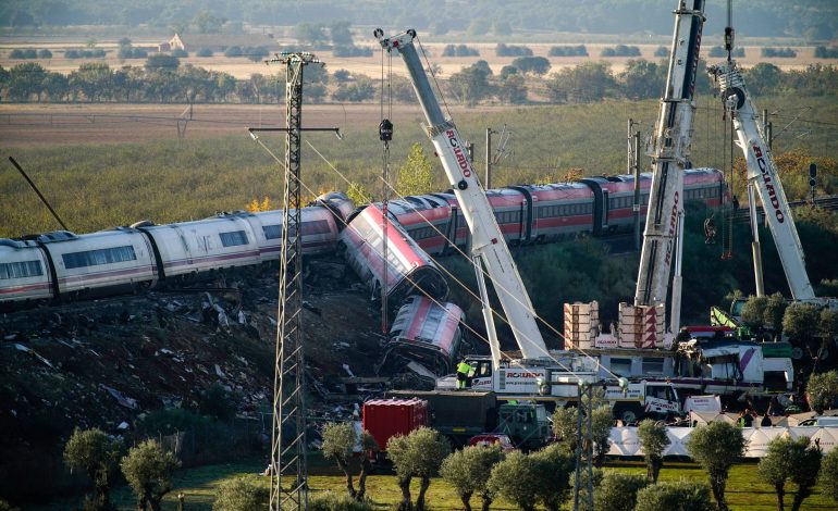Trem que colidiu na Espanha trafegava entre 160 e 200 km/h, diz relatório preliminar