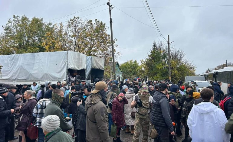 Rússia e Ucrânia realizam operação humanitária e retiram moradores de cidade ocupada