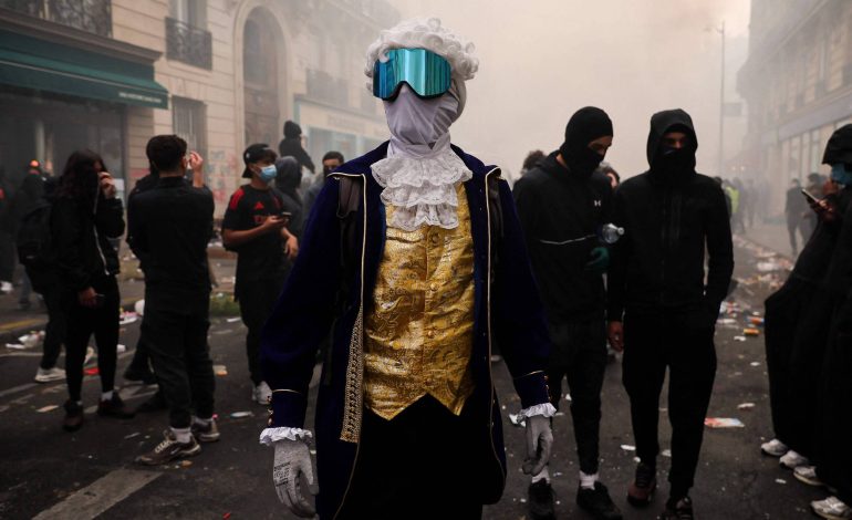 França reforça segurança para novos protestos no Halloween e teme ação de mascarados